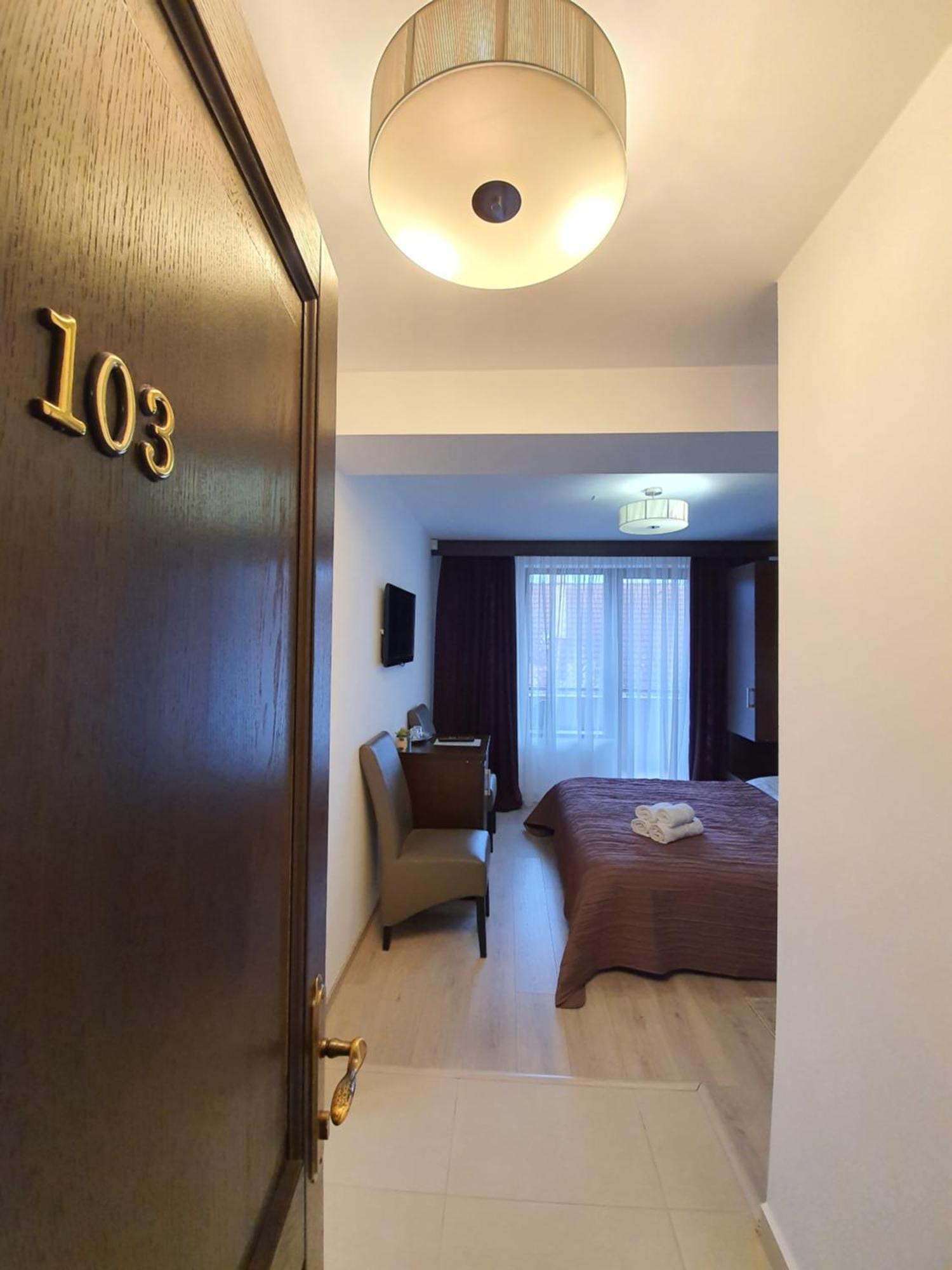 Pensiunea Public House Buşteni Kamer foto