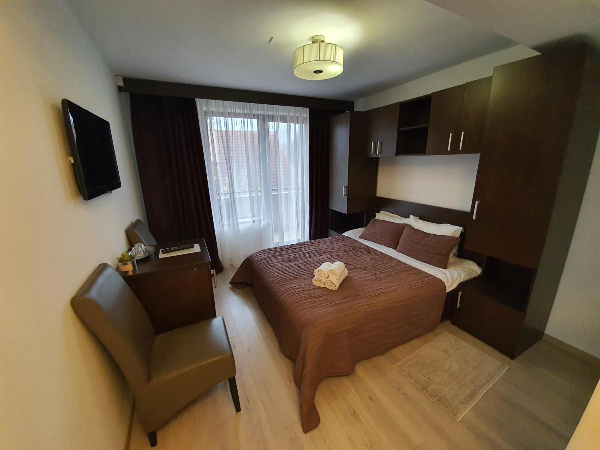 Pensiunea Public House Buşteni Kamer foto