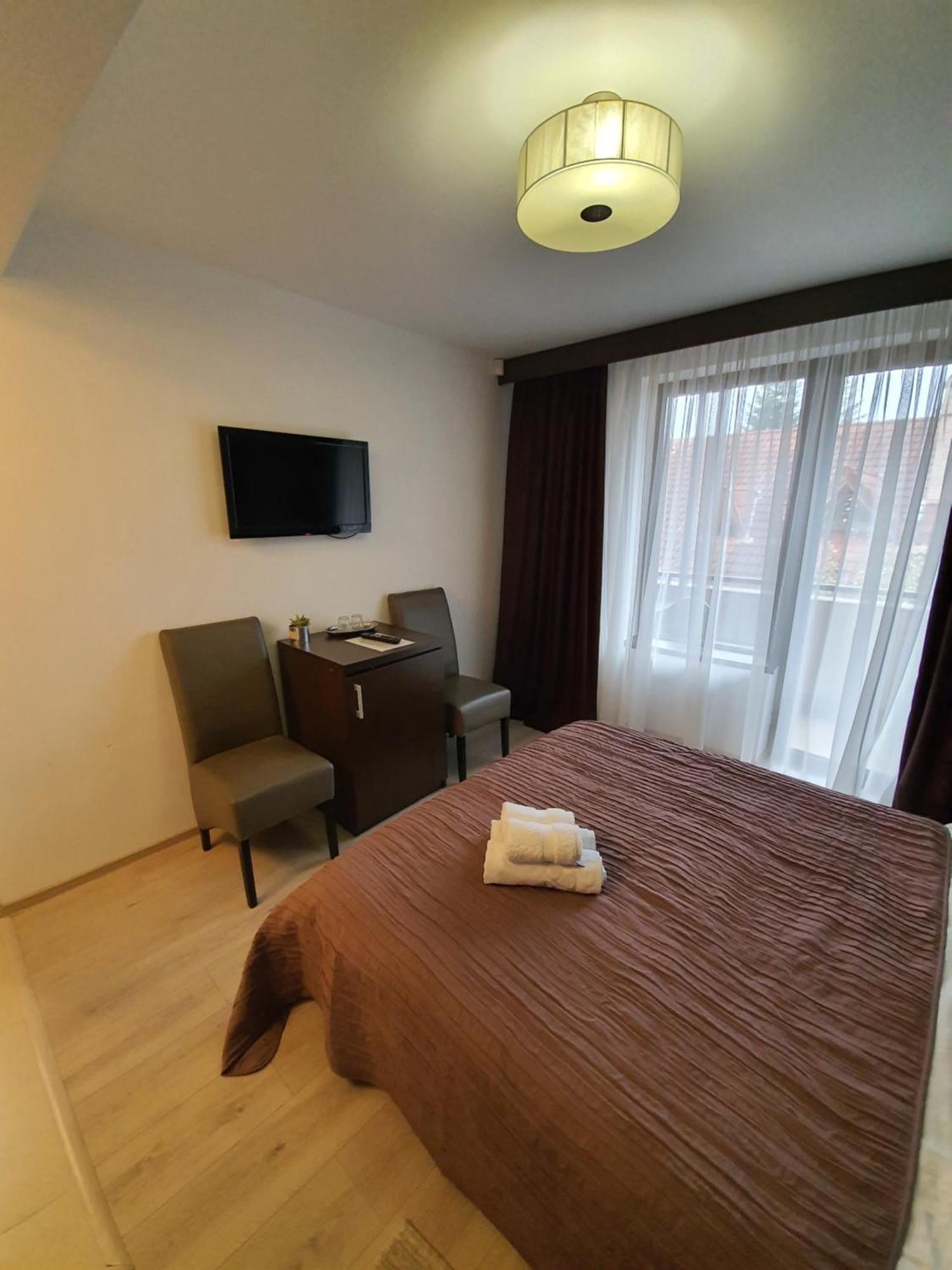 Pensiunea Public House Buşteni Kamer foto