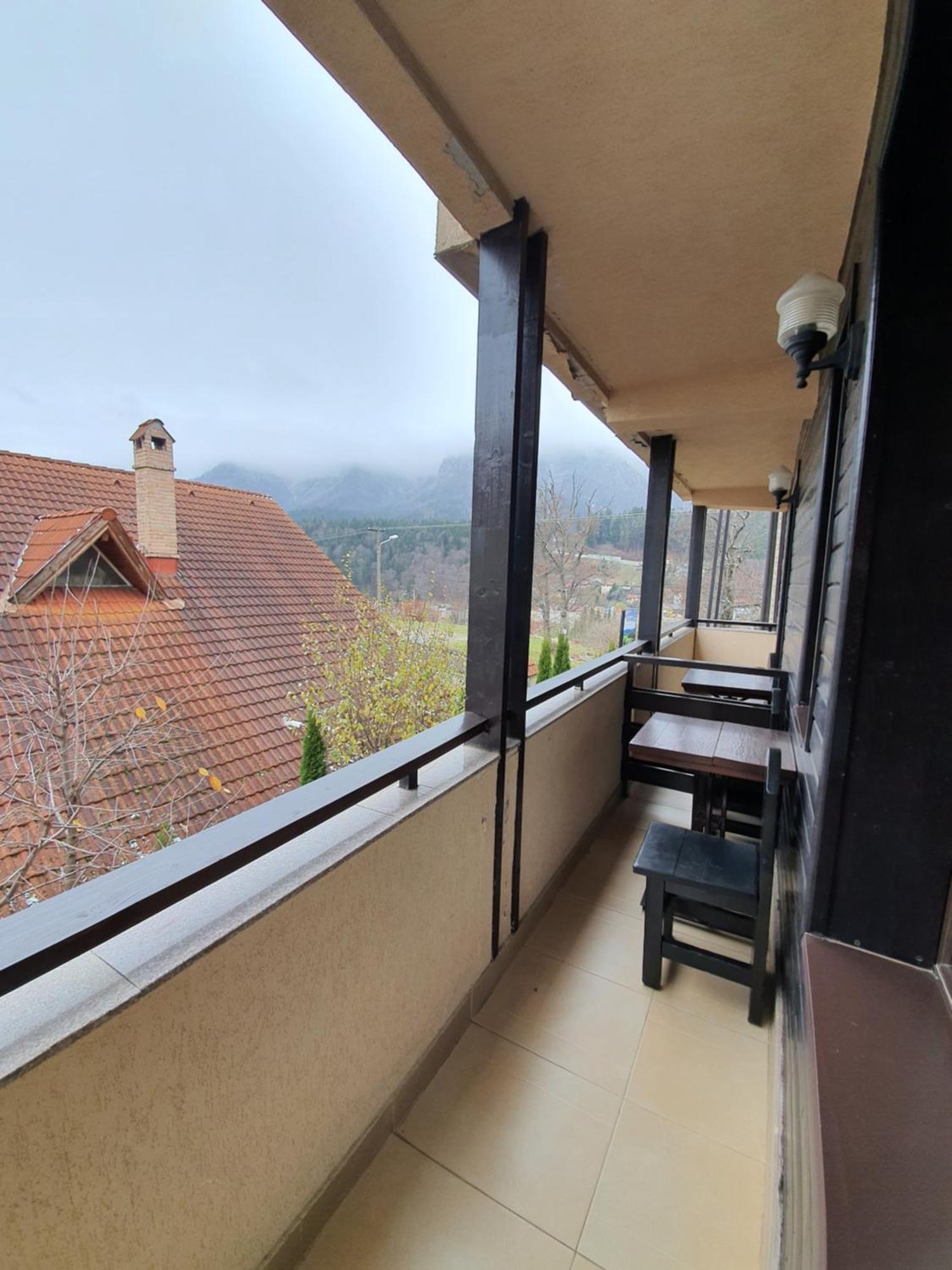 Pensiunea Public House Buşteni Kamer foto